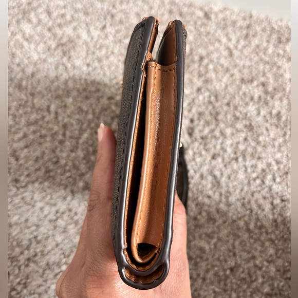 Michael Kors Monogram Wallet/Wristlet/Phone pouch - Picture 6 of 11
